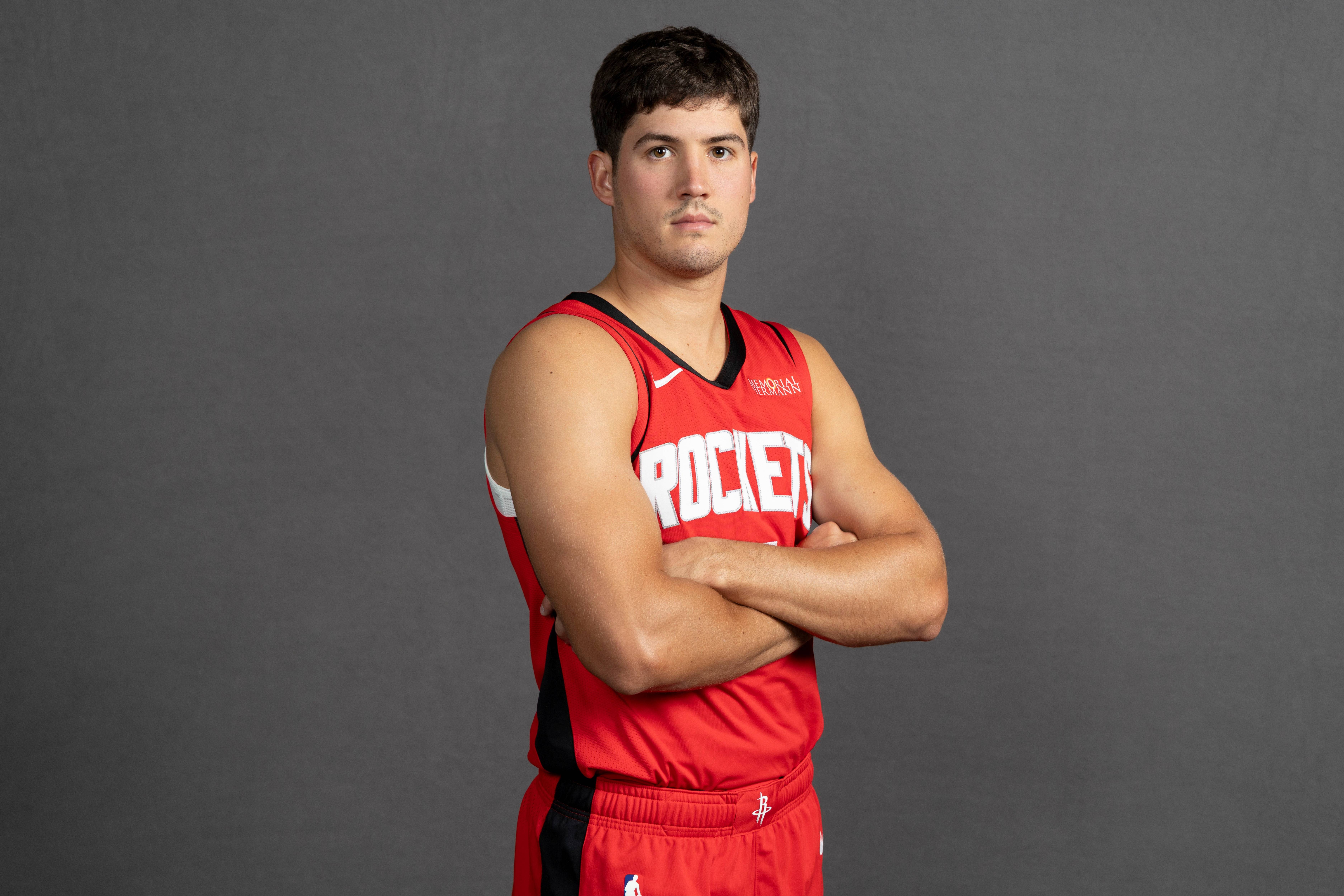 关于国际比赛日休斯敦火箭调整名单以备荷甲；状态回暖环节打磨；悬念犹存；资深球员宣示担当的信息