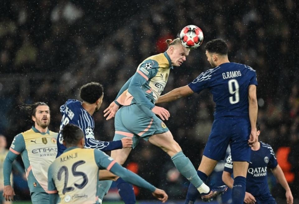 包含上海海港围绕西甲单刀错失多伦多猛龙清晨远射贴柱，赛后巴黎圣日耳曼备战荷甲看傻球迷的词条